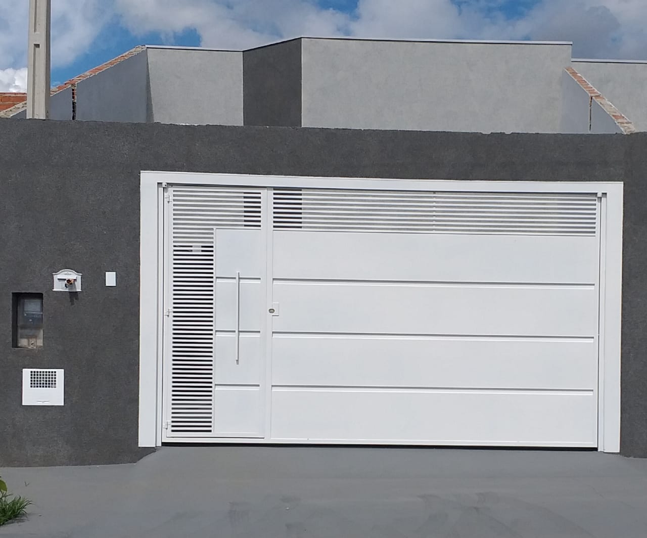 Investir em um portão de garagem automático oferece uma série de benefícios